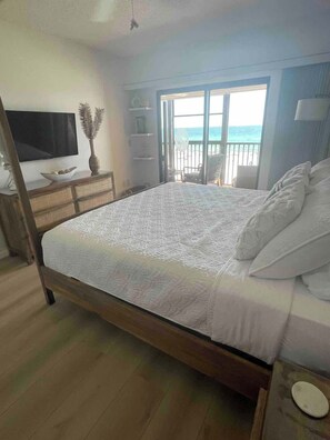 3 bedrooms, iron/ironing board, travel cot, free WiFi - Direct Beachfront 3BR | Gulf-View Pool | Madeira (Madeira Beach)