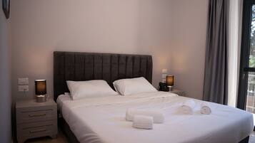 Minibar, desk, laptop workspace, free WiFi