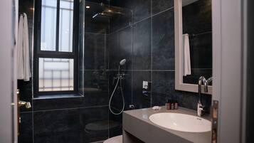 Rainfall showerhead, free toiletries, hair dryer, towels