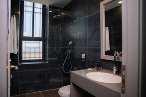 Rainfall showerhead, free toiletries, hair dryer, towels - All Seasons Boutique Hotel - Jerusalem (Jerusalem)
