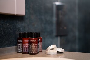 Rainfall showerhead, free toiletries, hair dryer, slippers - All Seasons Boutique Hotel - Jerusalem (Jerusalem)