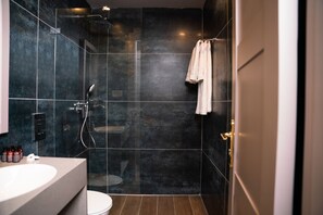 Douche à « effet pluie », articles de toilette gratuits, sèche-cheveux