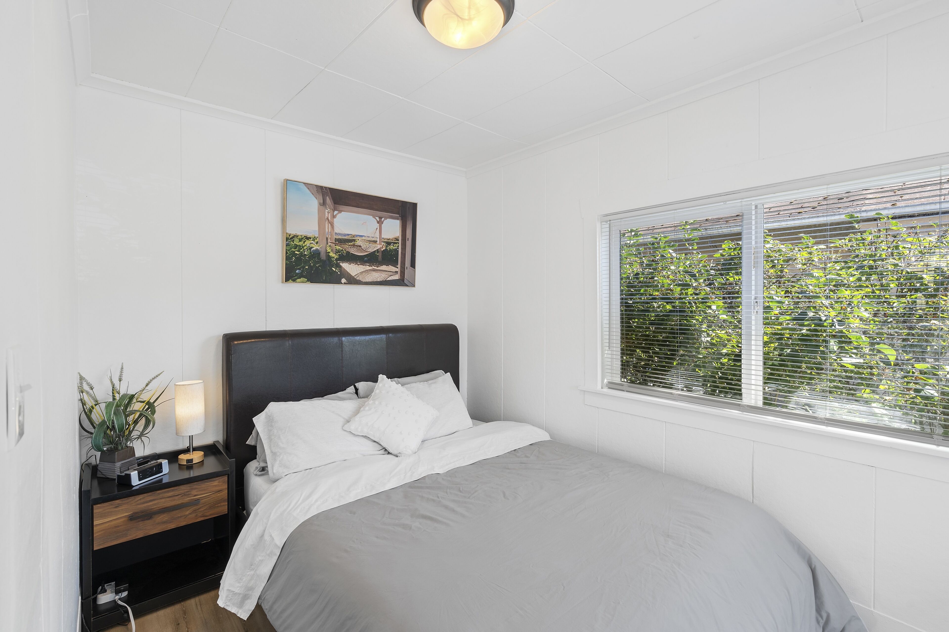 ALKI RETREAT - 1/2 Block From BEACH - PARKING