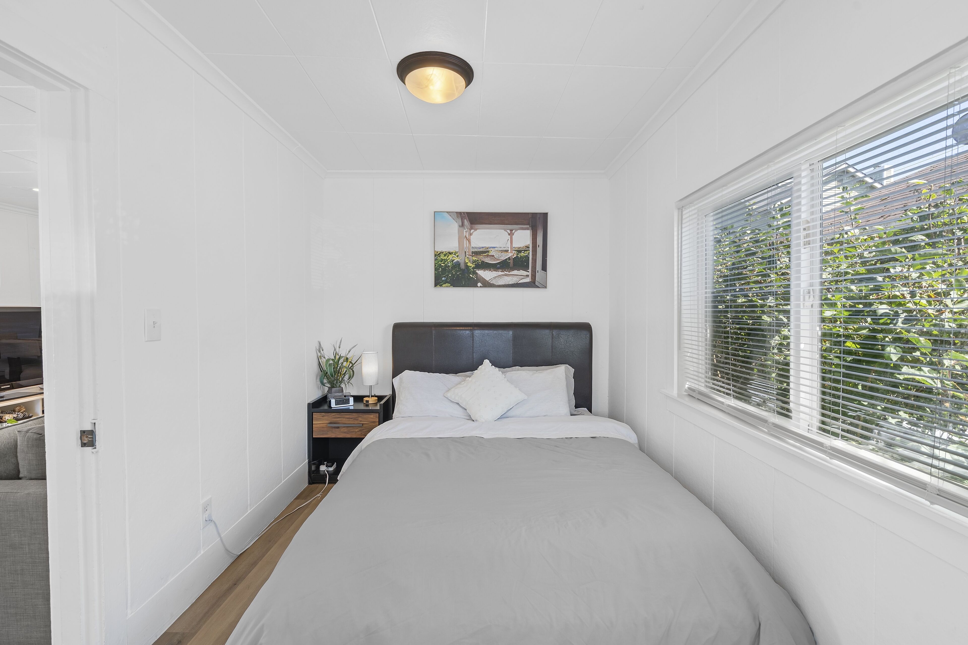 ALKI RETREAT - 1/2 Block From BEACH - PARKING