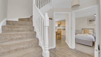 5 bedrooms, WiFi, bed sheets