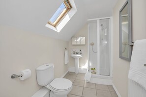 Een douche, milieuvriendelijke toiletartikelen, een haardroger