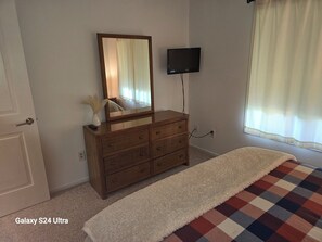 2 bedrooms, iron/ironing board, WiFi (free), bed sheets
