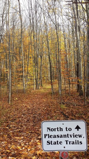 A sign indicating the direction to Pleasantview State Trails.