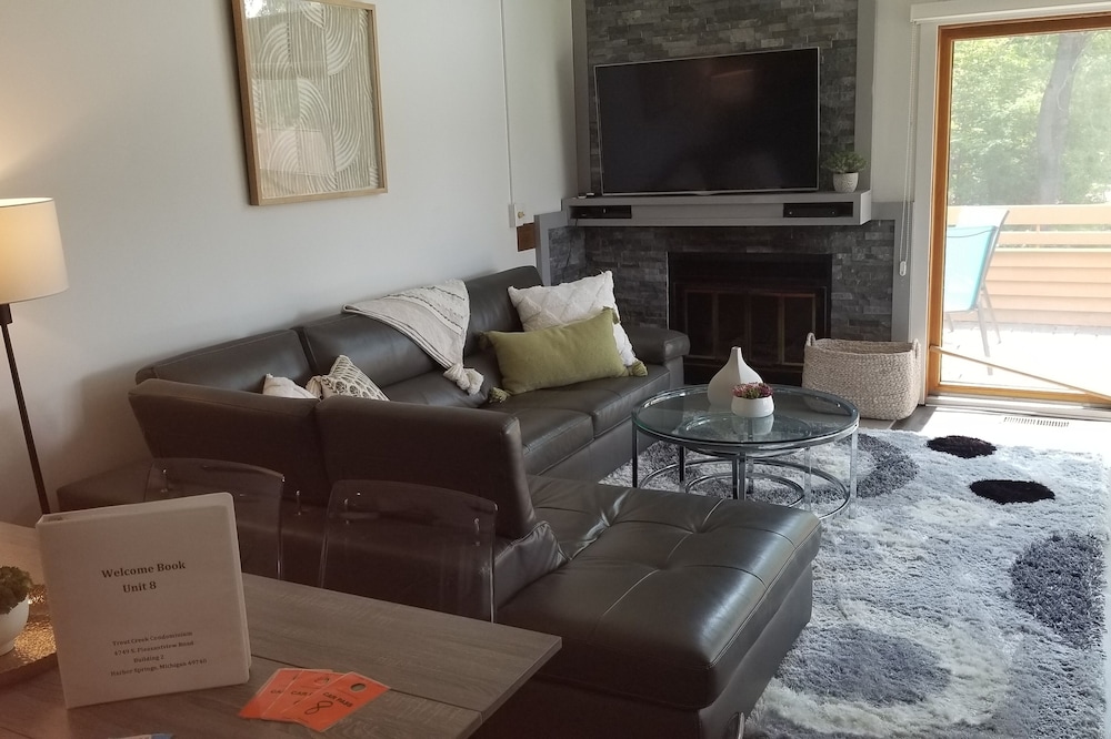 Trout Creek Unit 8, Beautiful newly Decorated Very Clean Condo , Building 2