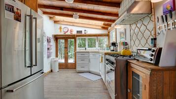 Stovetop, coffee/tea maker, toaster, blender