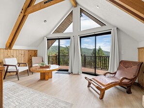 تلفزيون ذكي، مدفأة، كُتُب، ستيريو