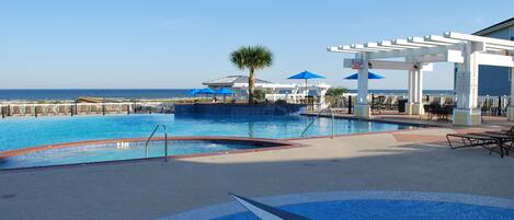 Piscine extérieure, piscine à débordement