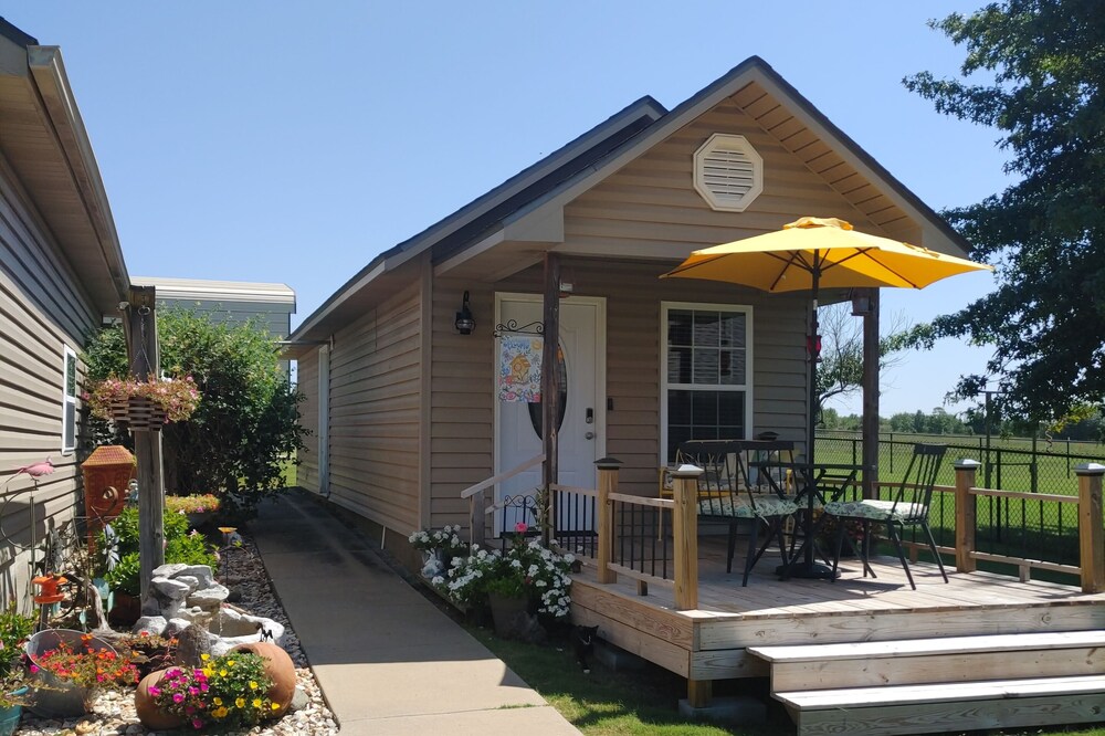 Prairie Springs cabin, quiet country setting, but close to everything!