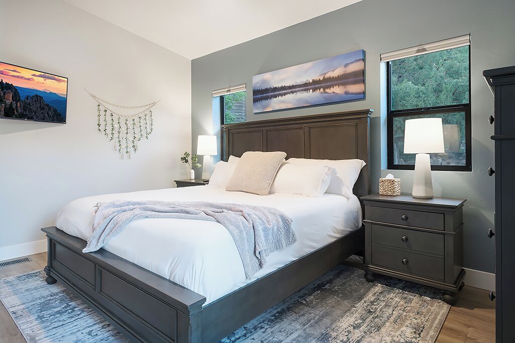 Brand New 2023 Cabin: Luxury Meets Nature – Sleeps 14, Views & Modern Amenities!