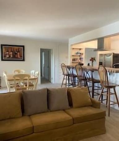 TV, fireplace. Large home, 4Bdrms, parking. 1 block Mall, near Park-Ocean steps, 5 min Dwntn SB