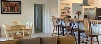 Large home, 4Bdrms, parking. 1 block Mall, near Park-Ocean steps, 5 min Dwntn SB