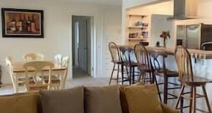 Large home, 4Bdrms, parking. 1 block Mall, near Park-Ocean steps, 5 min Dwntn SB