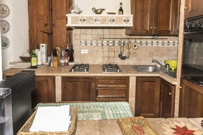 Réfrigérateur, four, lave-vaisselle, tables à manger