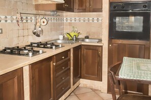 Fridge, oven, dishwasher, dining tables - S314 - Sirolo, typical house in the historical centre (Sirolo)