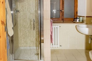 Shower, bidet, towels - S314 - Sirolo, typical house in the historical centre (Sirolo)