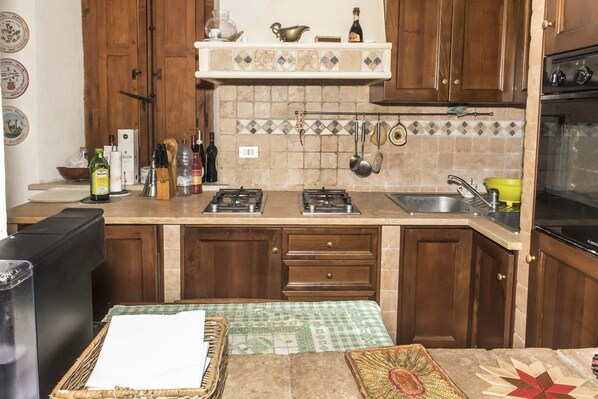 Kühlschrank, Ofen, Geschirrspüler, Esstisch