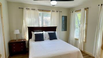 3 bedrooms, desk, iron/ironing board, free WiFi