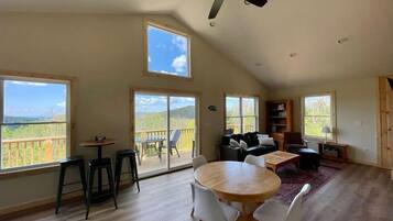 Téléviseur connecté, lecteur de DVD, sélection de films