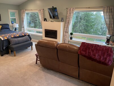 Modern Stay With an Alaskan Ocean View