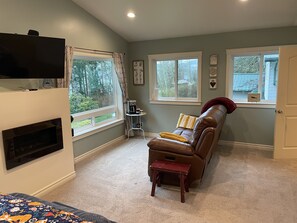 Living area - Modern Stay With an Alaskan Ocean View (Ketchikan)