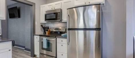 Refrigerador, microondas, horno, placa de cocina