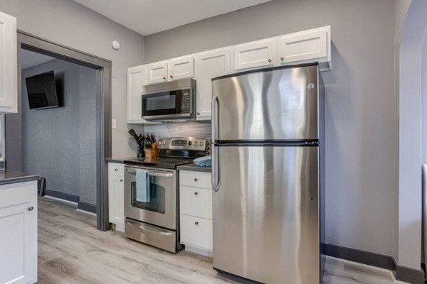 Frigorifero, microonde, forno, piano cottura