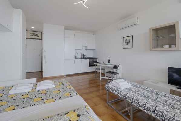 1 bedroom, iron/ironing board, internet, bed sheets