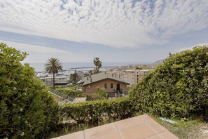 Property grounds - Amazing studio of 36 sqm, able to accommodate up to 3 people, located on the ground floor of a building in the quiet residential complex of Collina Fiorita. The property boasts a spacious terrace with fabulous views of Porto Sole and the availability of  (Sanremo)
