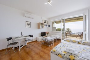 1 bedroom, iron/ironing board, Internet, bed sheets - Amazing studio of 36 sqm, able to accommodate up to 3 people, located on the ground floor of a building in the quiet residential complex of Collina Fiorita. The property boasts a spacious terrace with fabulous views of Porto Sole and the availability of  (Sanremo)
