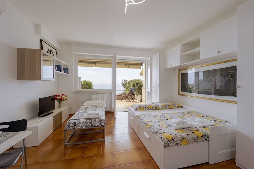 Guesthost - Amazing Studio Of 36 Sqm, Able To Accommodate Up To 3 People, Located On The Ground Floor Of A Building In The Quiet Residential Complex Of Collina Fiorita. The Property Boasts A Spacious Terrace With Fabulous Views Of Porto Sole And The Avai - Sanremo