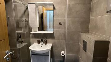 Bruser, hårtørrer, håndklæder, Sæbe