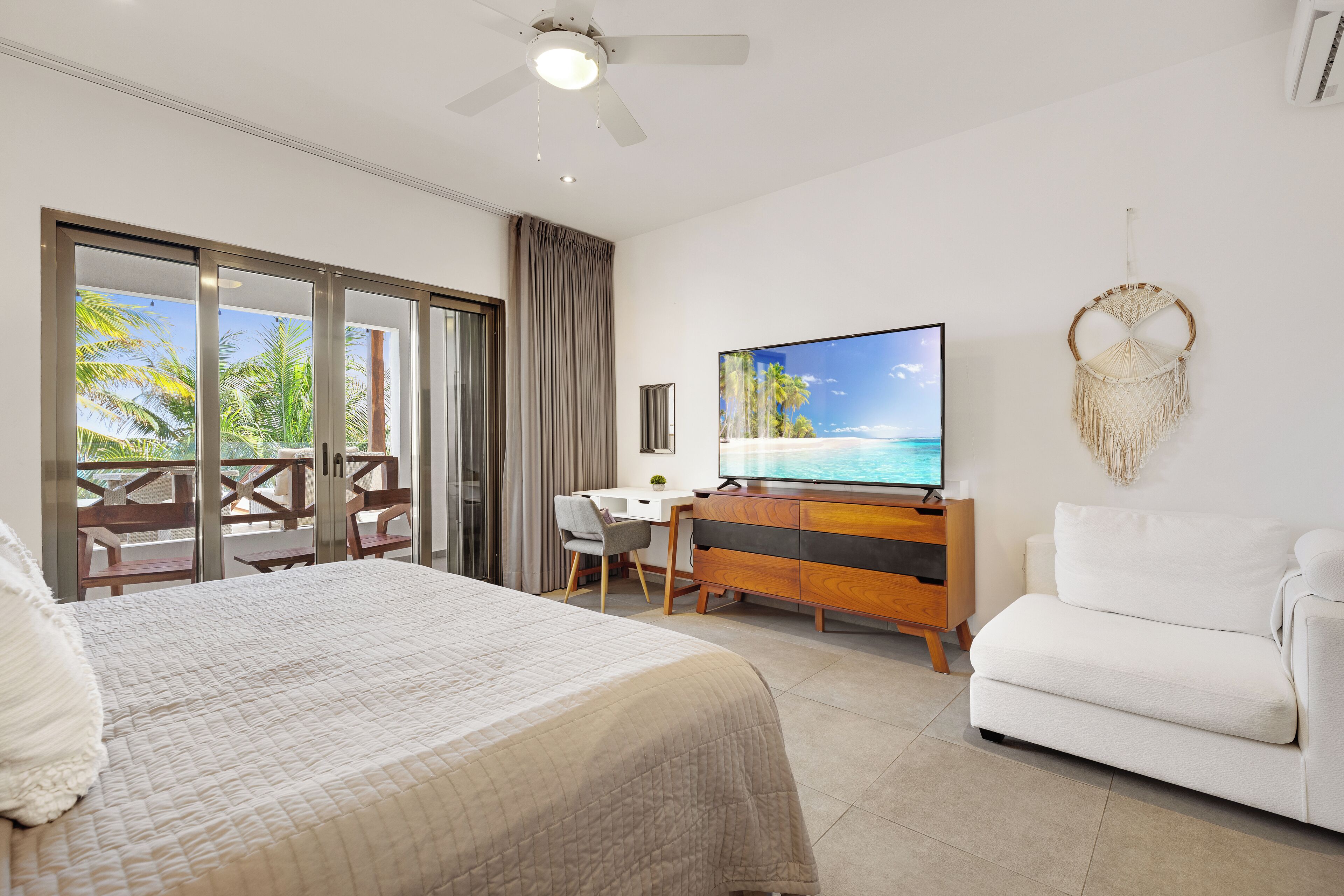 5 chambres, coffres-forts dans les chambres, bureau