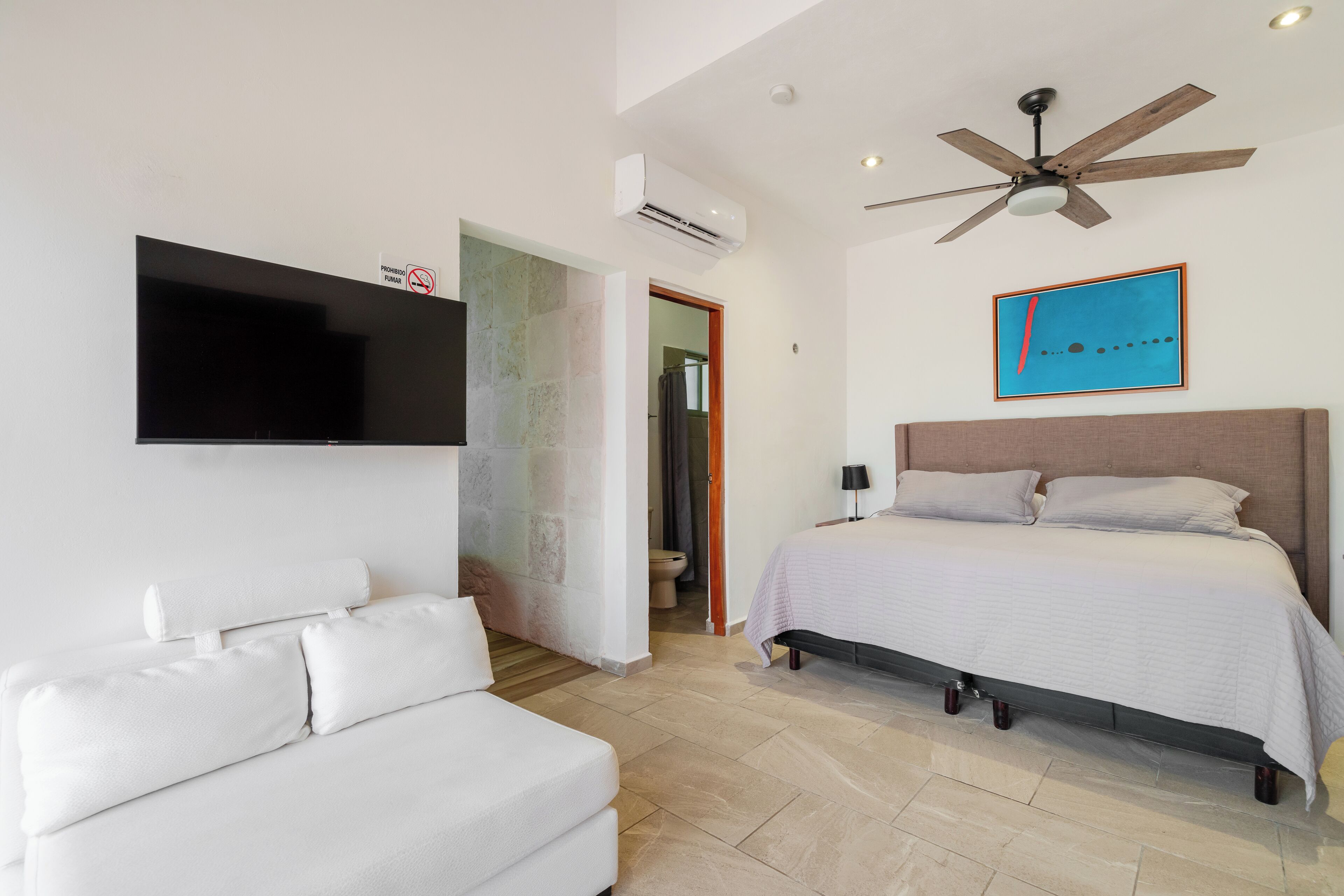 5 habitaciones, caja de seguridad en la habitación y escritorio 