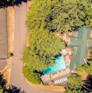 Una piscina al aire libre