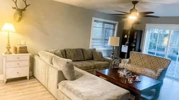 Smart TV, chimenea, videojuegos y futbolito