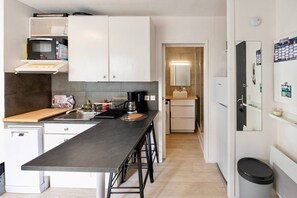 Kühlschrank, Mikrowelle, Geschirrspüler, Toaster