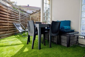 Outdoor dining - Center residence. Nice renovated studio with sleeping area, terrace and private parking. (CAPBRETON)