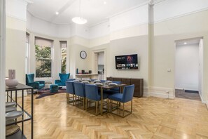 Interior - Bespoke Home for Large Groups - 100m From Taylor Swift Concert (East Melbourne)