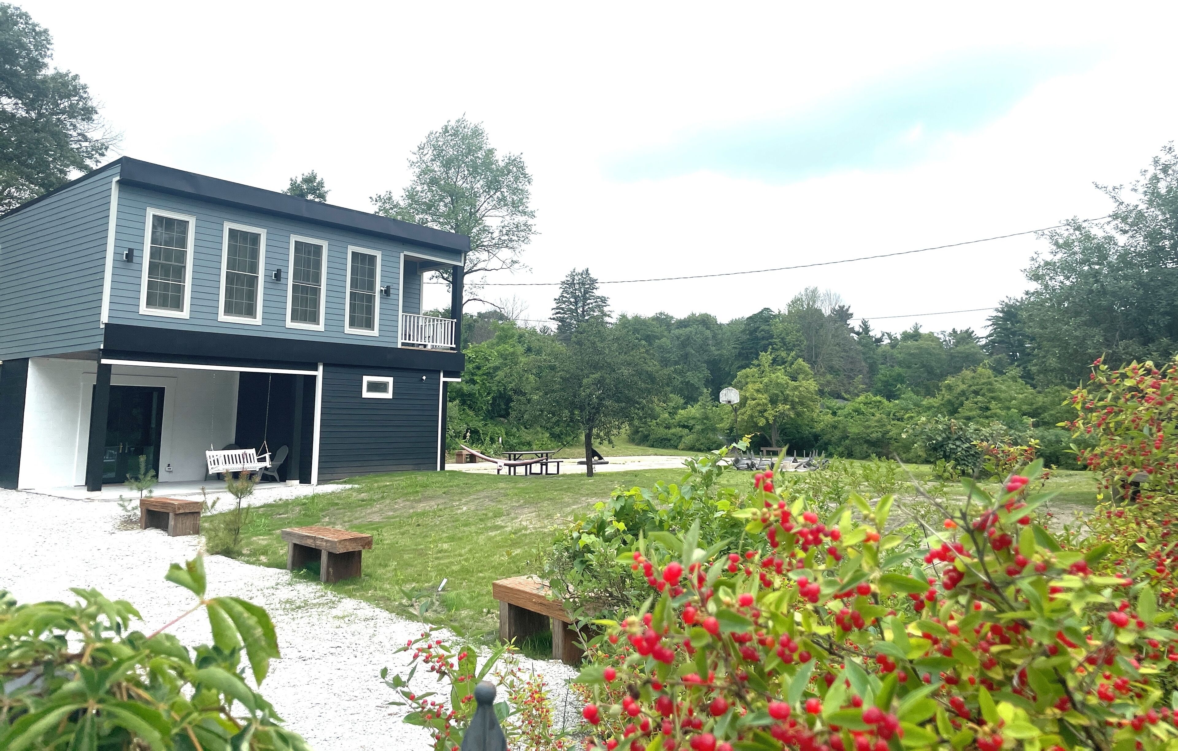 Nature is calling..NEW CONSTRUCTION5 min walk Bass Lake surrounded by forest