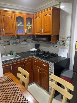 Geschirrspüler, Wasserkocher mit Kaffee-/Teezubehör