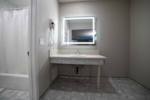 Shower, towels - Artesia Motor Inn (Bellflower)