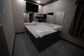 Romantic Suite, 1 Bedroom | Free WiFi, bed sheets - Artesia Motor Inn (Bellflower)