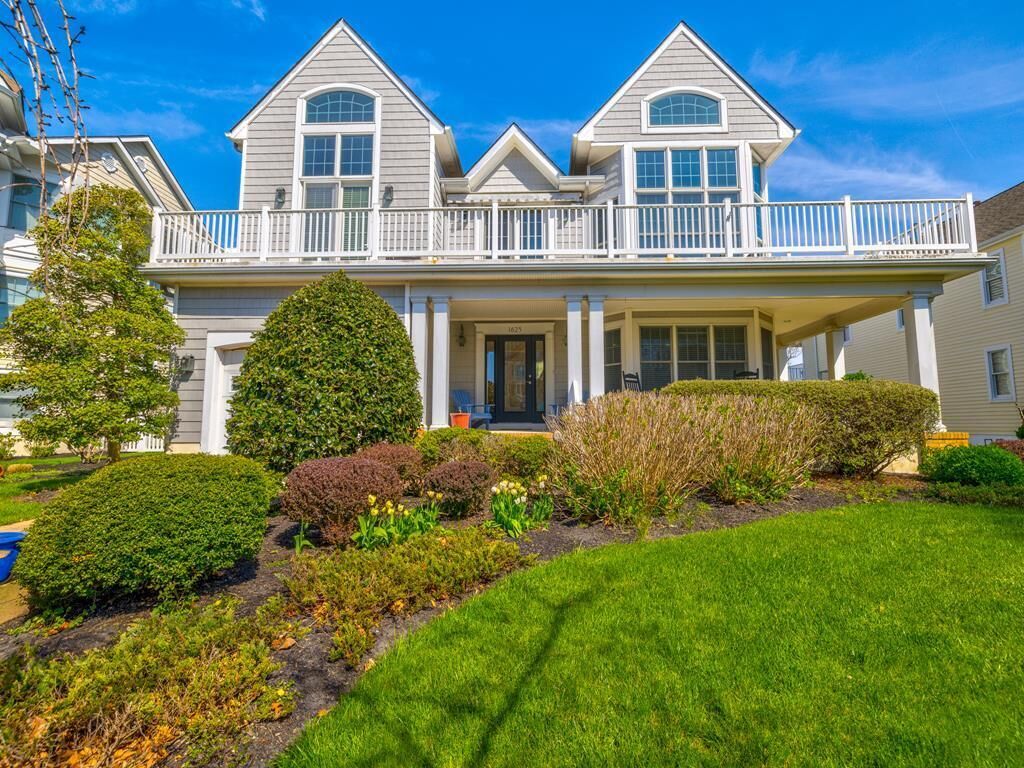 5 BR/4 BA single family home located one block to the beach. Sleeps 12!