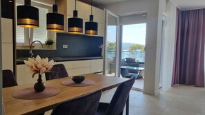 Dining - Holiday apartment with swimming pool and sea view (Šilo)