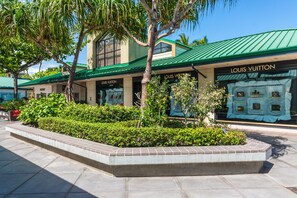 A Louis Vuitton store with a green roof and a landscaped garden area in front. - Luxury Kolea Golf & Hilton Pass, Partial Ocean View, 2 Min to Beach & Clubhouse (Waikoloa)